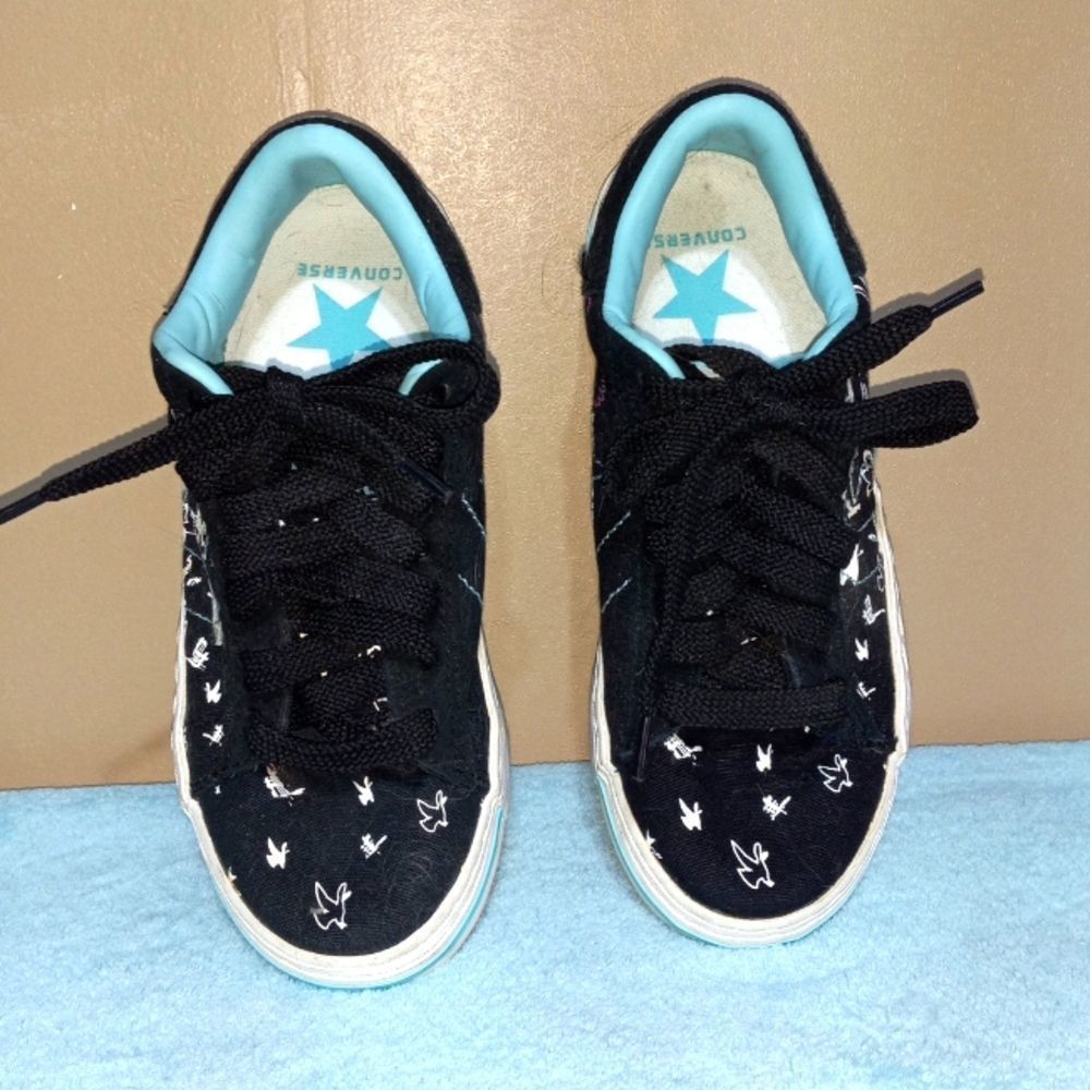 CONVERSE women's athletic shoe size 6.